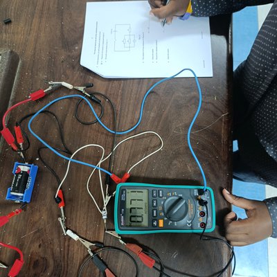 Year 12 Electrical Circuits.jpg